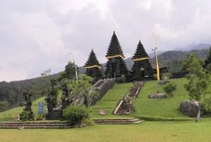 Pura Puncak Sari